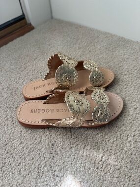 Jack Rogers Girls Lauren Flat Sandal in platinum size 11